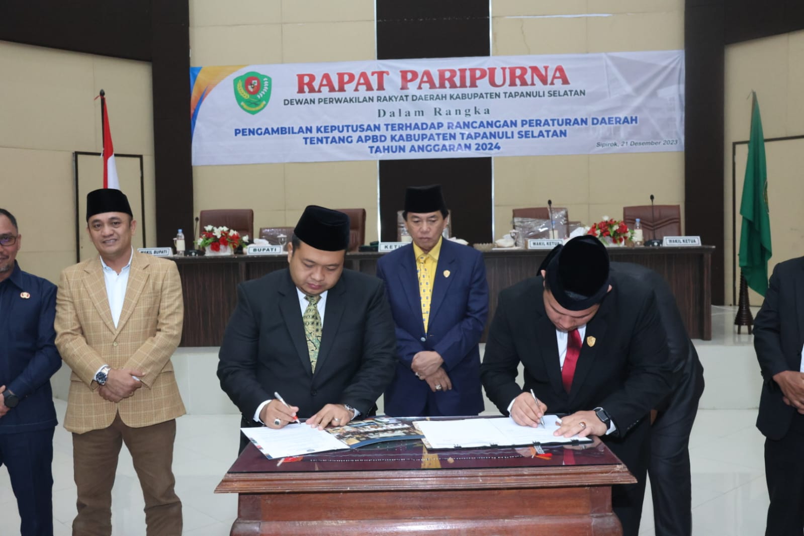 bupati-dan-pimpinan-dprd-tapsel-tandatangani-persetujuan-bersama-ranperda-apbd-ta.-2024