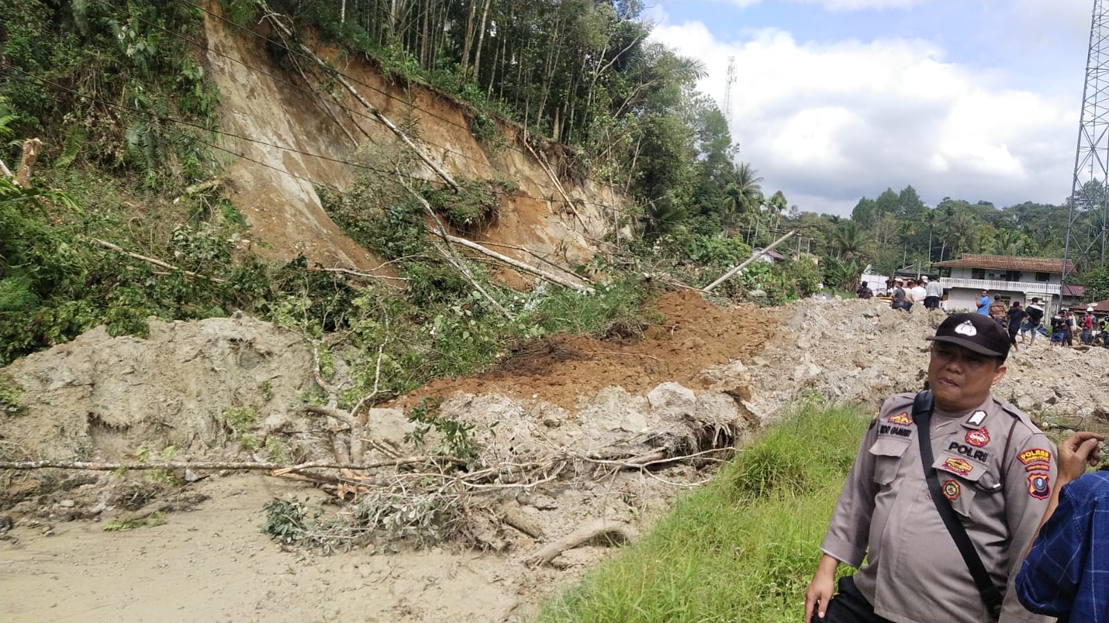 polisi-sigap-bersihkan-material-longsor-di-taput,-lalulintas-normal