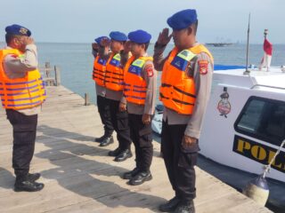 team-patroli-satpolair-polres-kepulauan-seribu-lakukan-giat-patroli-laut-dialogis-di-perairan-pulau-untung-jawa-untuk-sukseskan-pemilu-2024