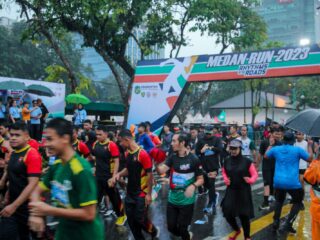 ribuan-peserta-medan-run-2023-tetap-semangat-meskipun-hujan