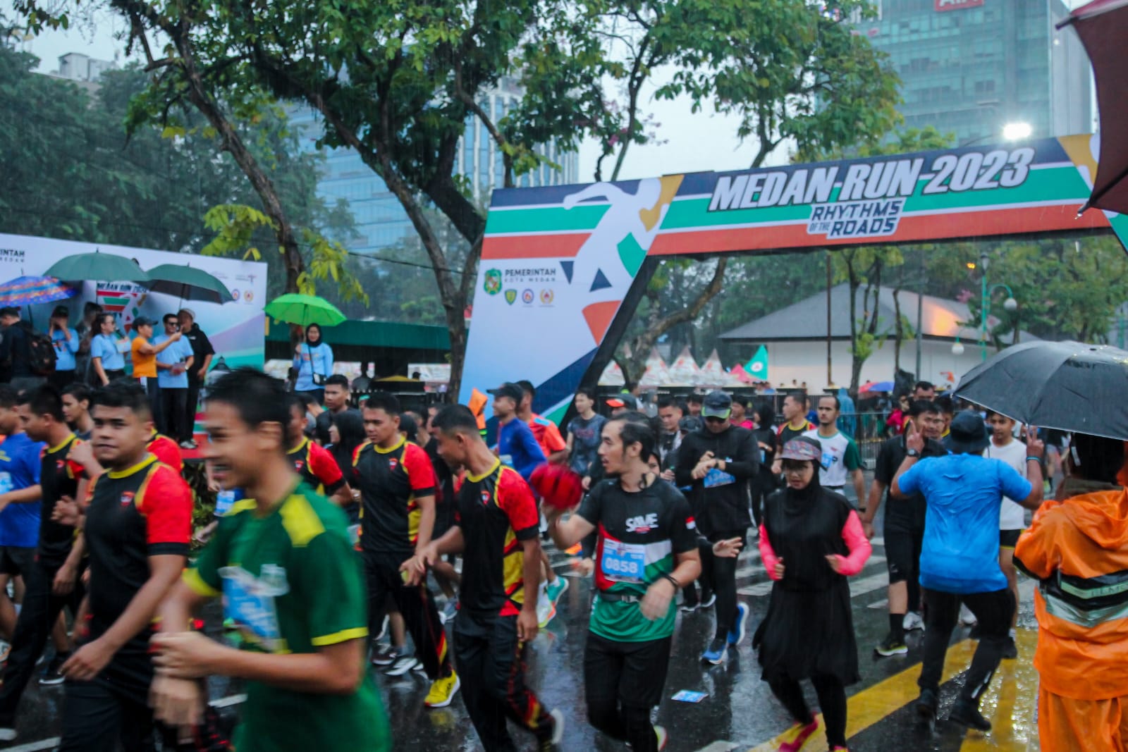 ribuan-peserta-medan-run-2023-tetap-semangat-meskipun-hujan