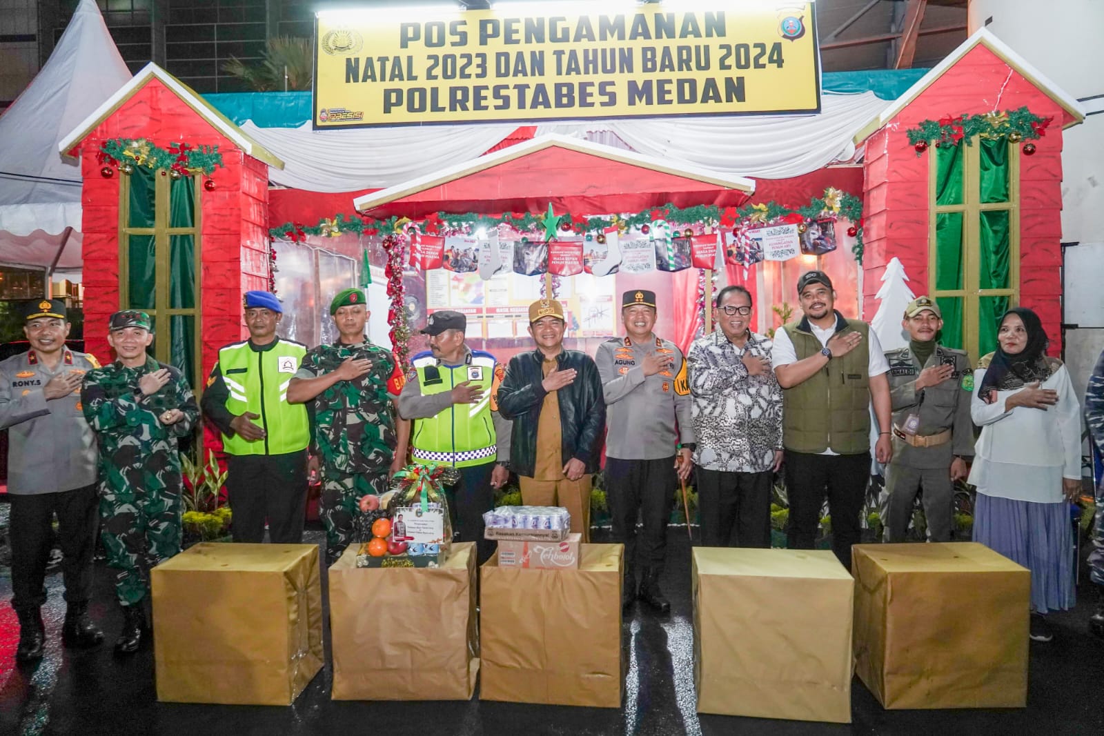 bersama-pj-gubsu,-wali-kota-medan-serahkan-bingkisan-kepada-petugas-pos-pam-natal-dan-tahun-baru