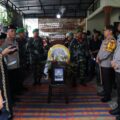 melayat-ke-rumah-duka-alm-serda-syaiful-anwar,-kapolda-sumut:-turut-berbelasungkawa