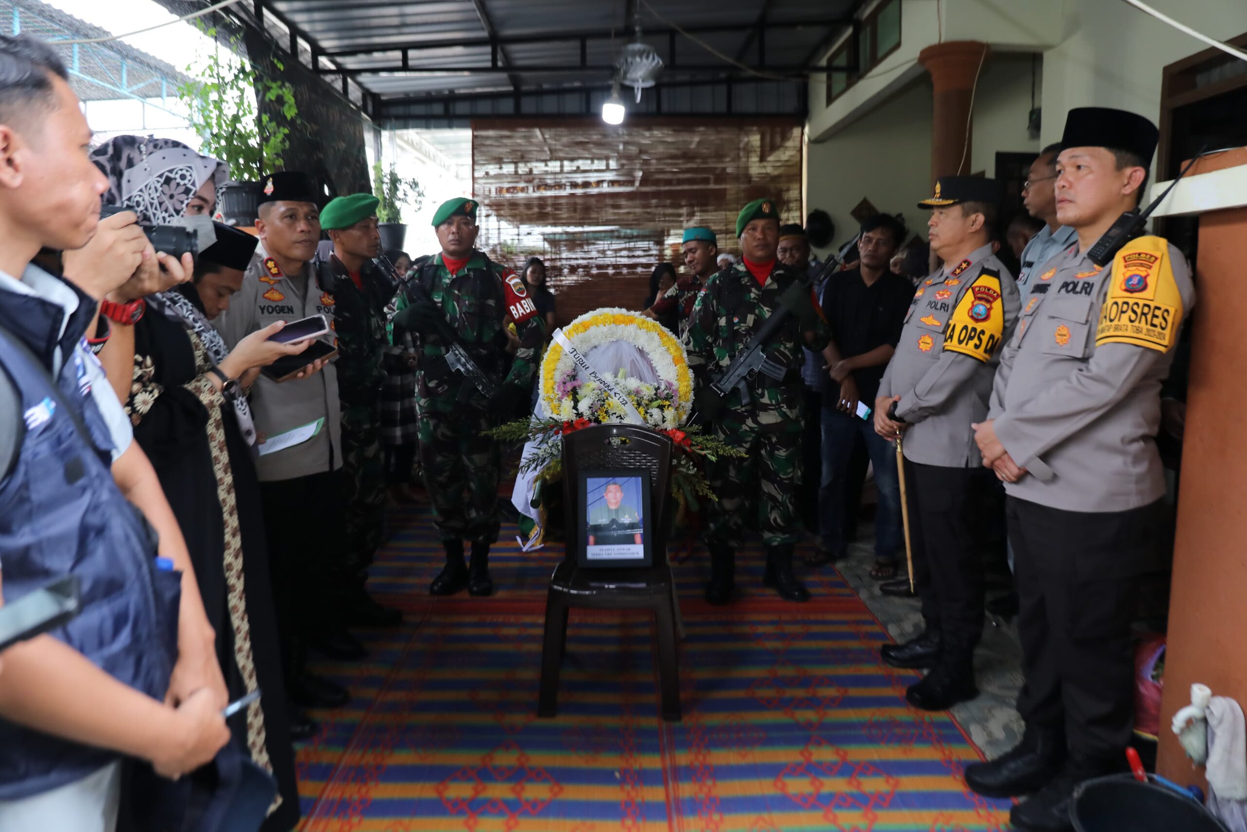 melayat-ke-rumah-duka-alm-serda-syaiful-anwar,-kapolda-sumut:-turut-berbelasungkawa