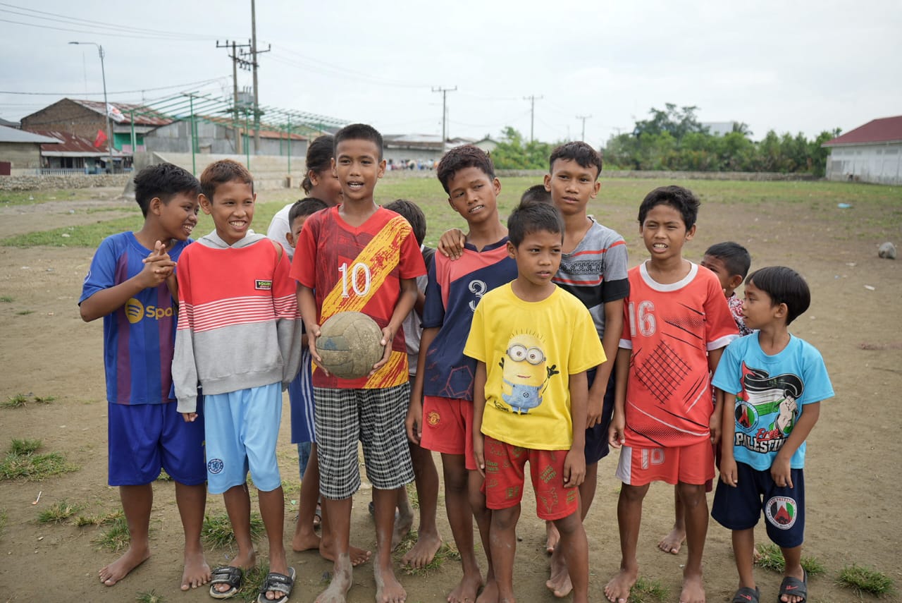 bobby-nasution-bangun-lapangan,-anak-anak-tak-lagi-main-bola-di-jalan