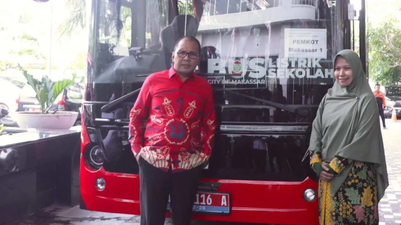 komitmen-makassar-kota-low-carbon,-danny-pomanto-launching-bus-sekolah-listrik