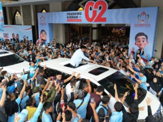 Parade Perkusi dan Tarian Sambut Kehadiran Prabowo di Bandung