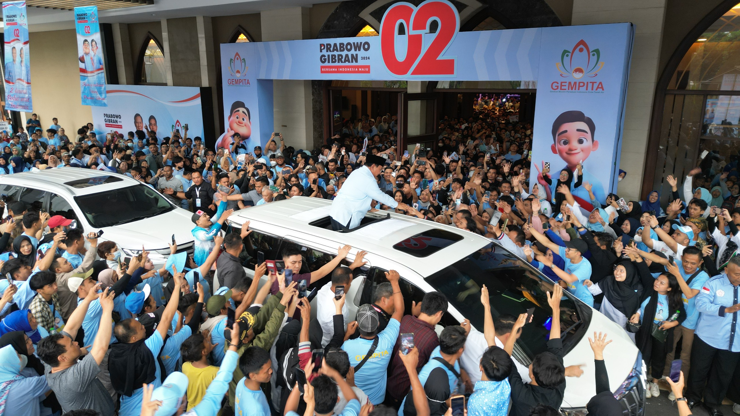 parade-perkusi-dan-tarian-sambut-kehadiran-prabowo-di-bandung