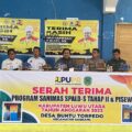 muhamad-fauzi-menyerahkan-bantuan-program-sanimas-spald-s-dan-pisew-di-desa-buntu-torpedo.