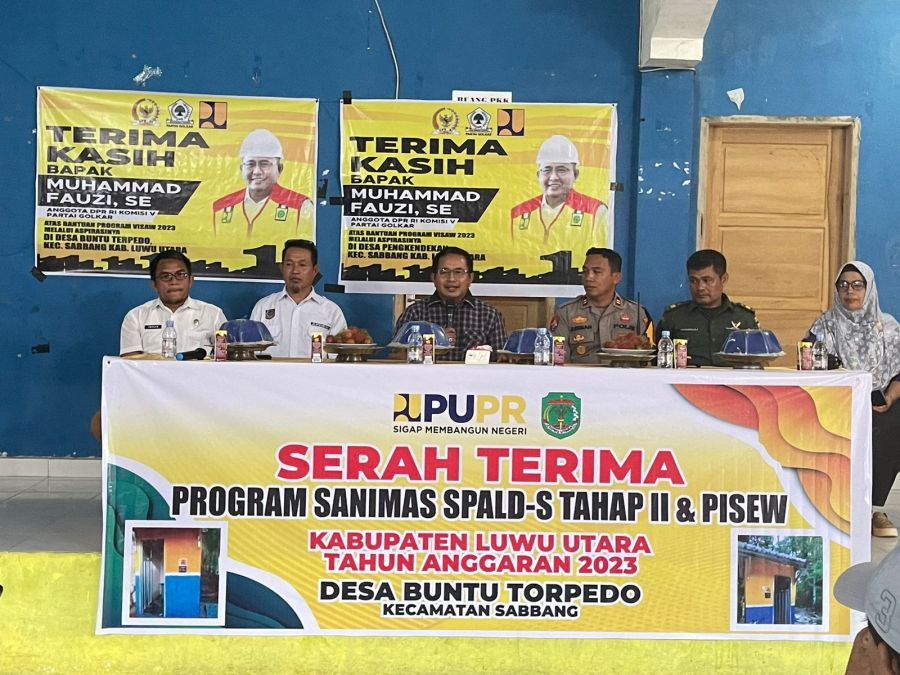 muhamad-fauzi-menyerahkan-bantuan-program-sanimas-spald-s-dan-pisew-di-desa-buntu-torpedo.