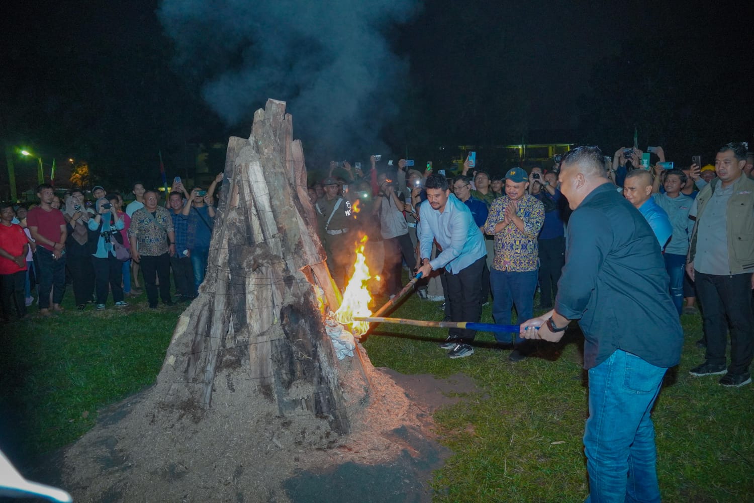 malam-keakraban-disemarakkan-api-unggun-dan-makan-durian-bersama