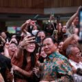 prabowo-hadir-natal-nasional-di-surabaya-bareng-jokowi,-masyarakat-antusias-minta-selfie