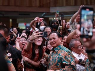 prabowo-hadir-natal-nasional-di-surabaya-bareng-jokowi,-masyarakat-antusias-minta-selfie