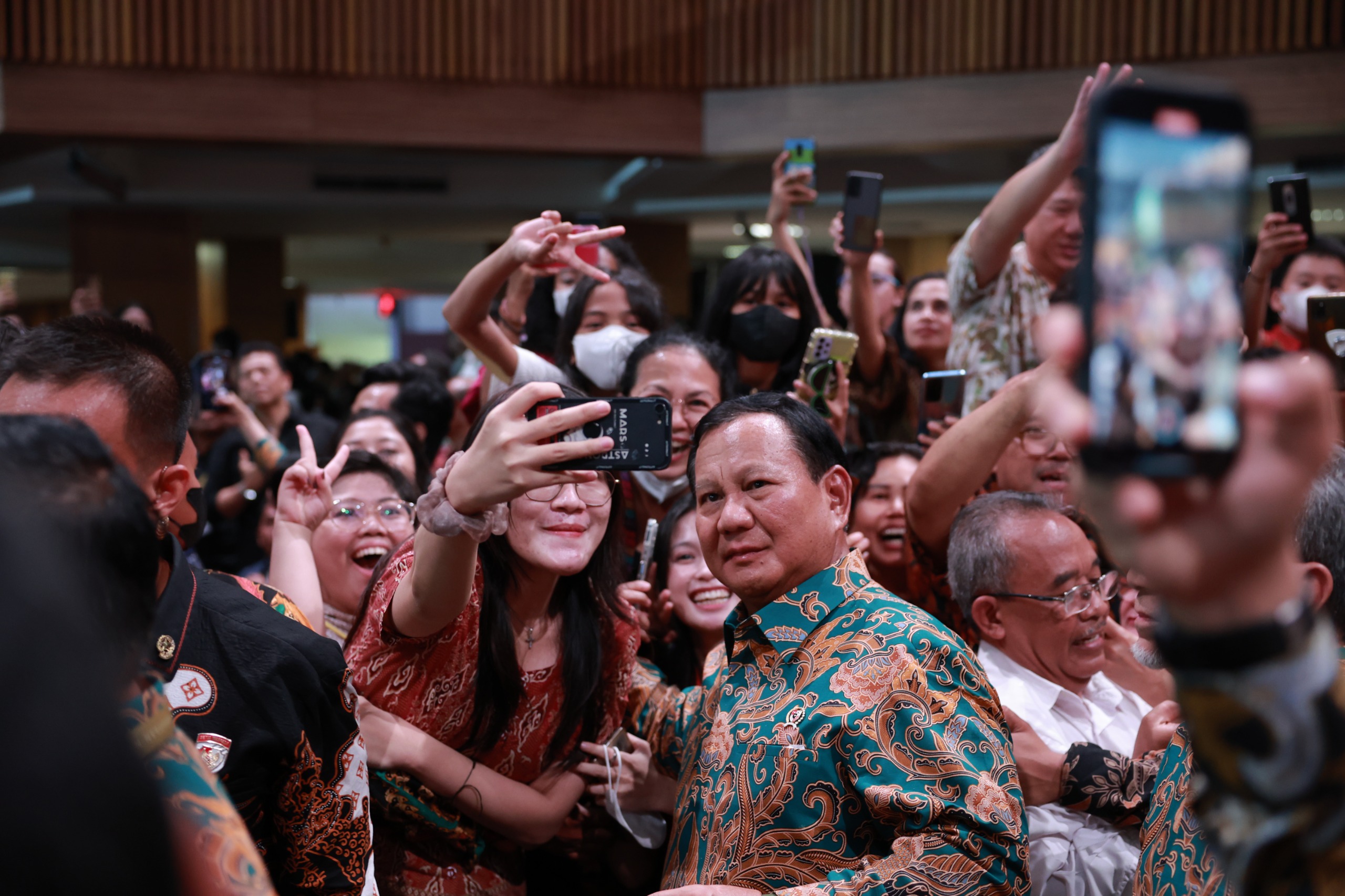 prabowo-hadir-natal-nasional-di-surabaya-bareng-jokowi,-masyarakat-antusias-minta-selfie