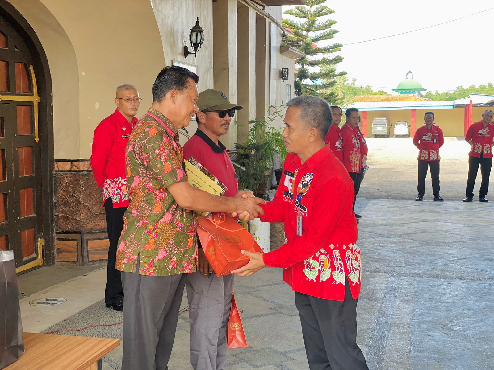 suasana-haru-apel-pagi,-lapas-pamekasan-lepas-2-pegawai-purna-tugas