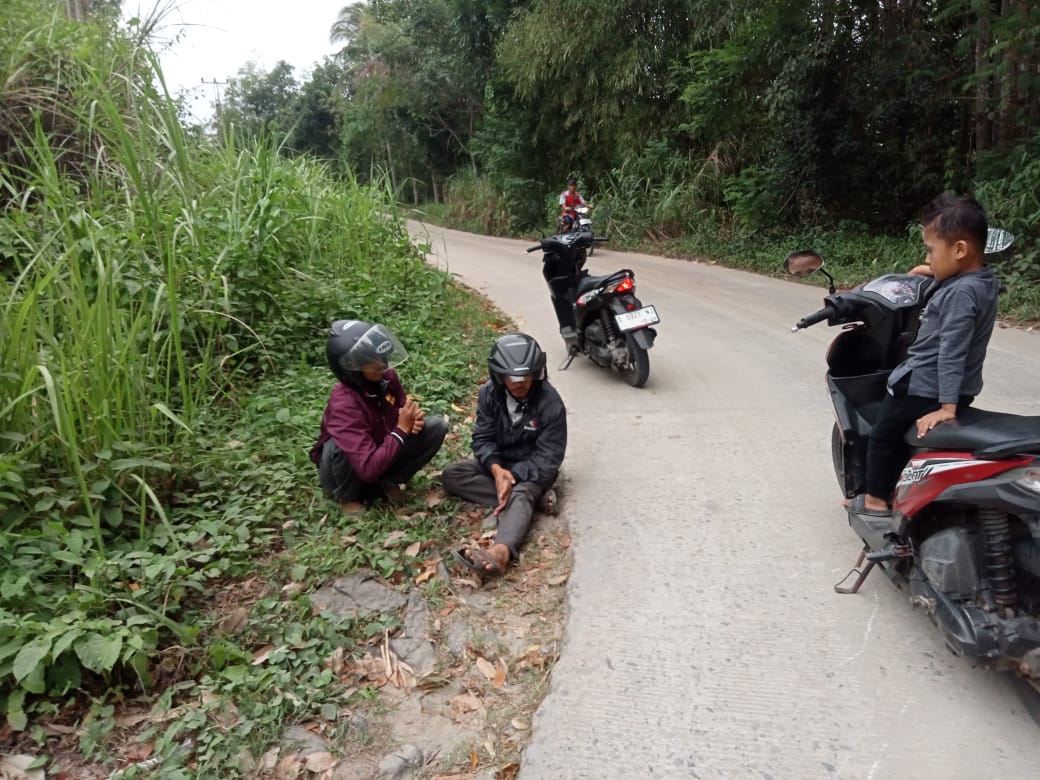 diakibatkan-pasir-berserakan-dijalan-yang-mengakibatkan-banyaknya-kecelakaan