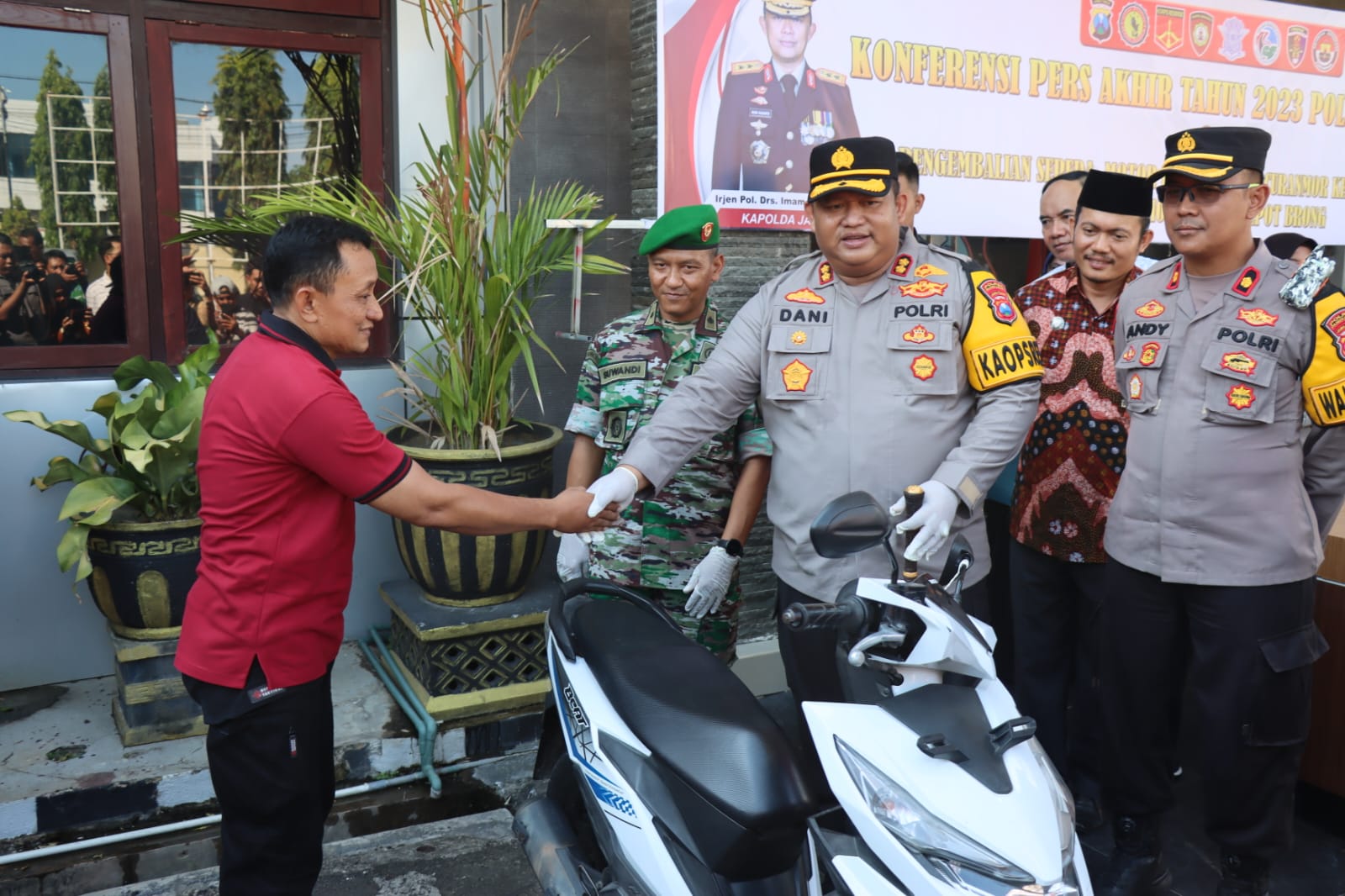 ungkap-kasus-curanmor,-kapolres-pamekasan-mengembalikan-motor-kepada-pemiliknya