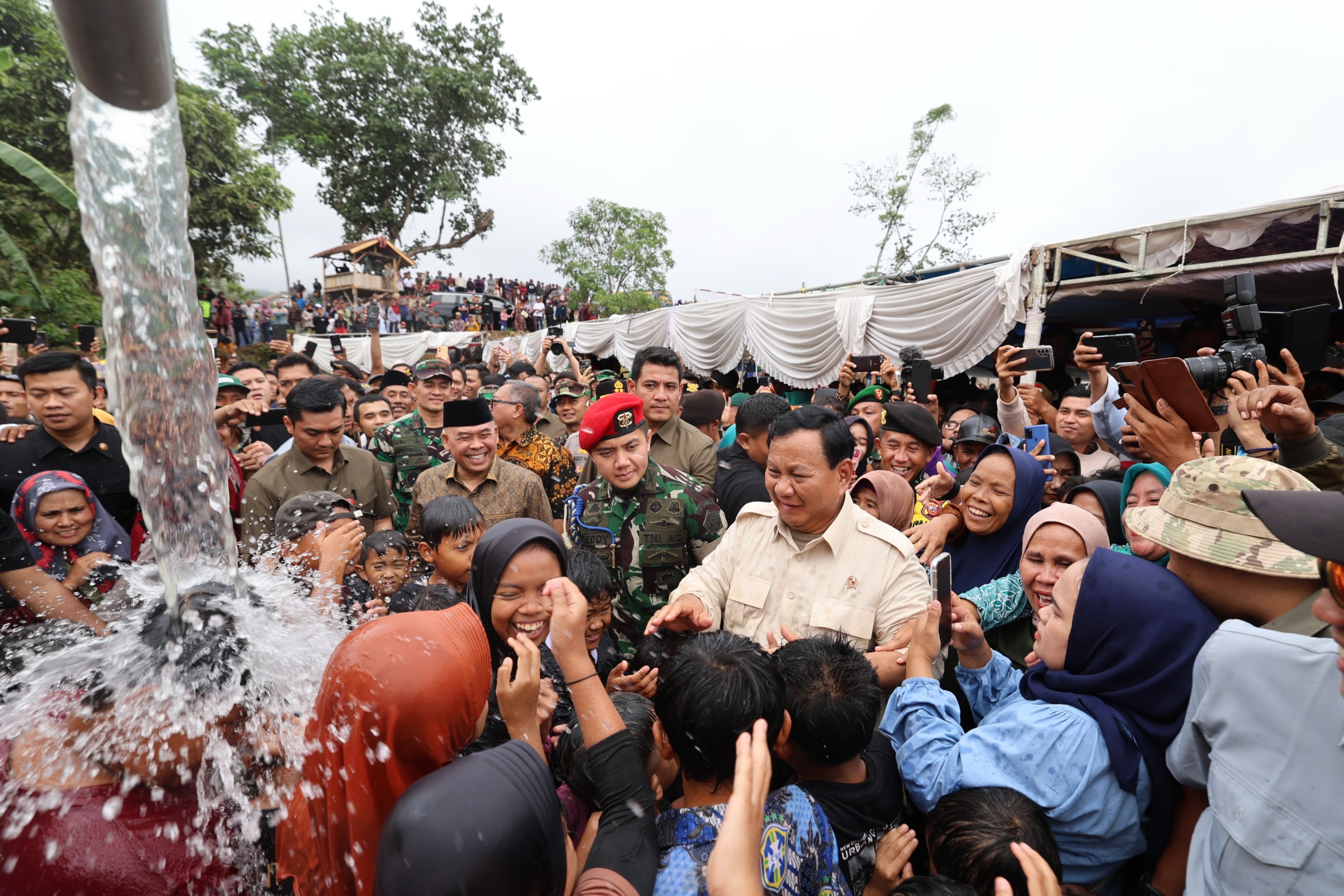 momen-gembira-prabowo-main-air-bareng-anak-anak-saat-resmikan-titik-air-di-sukabumi