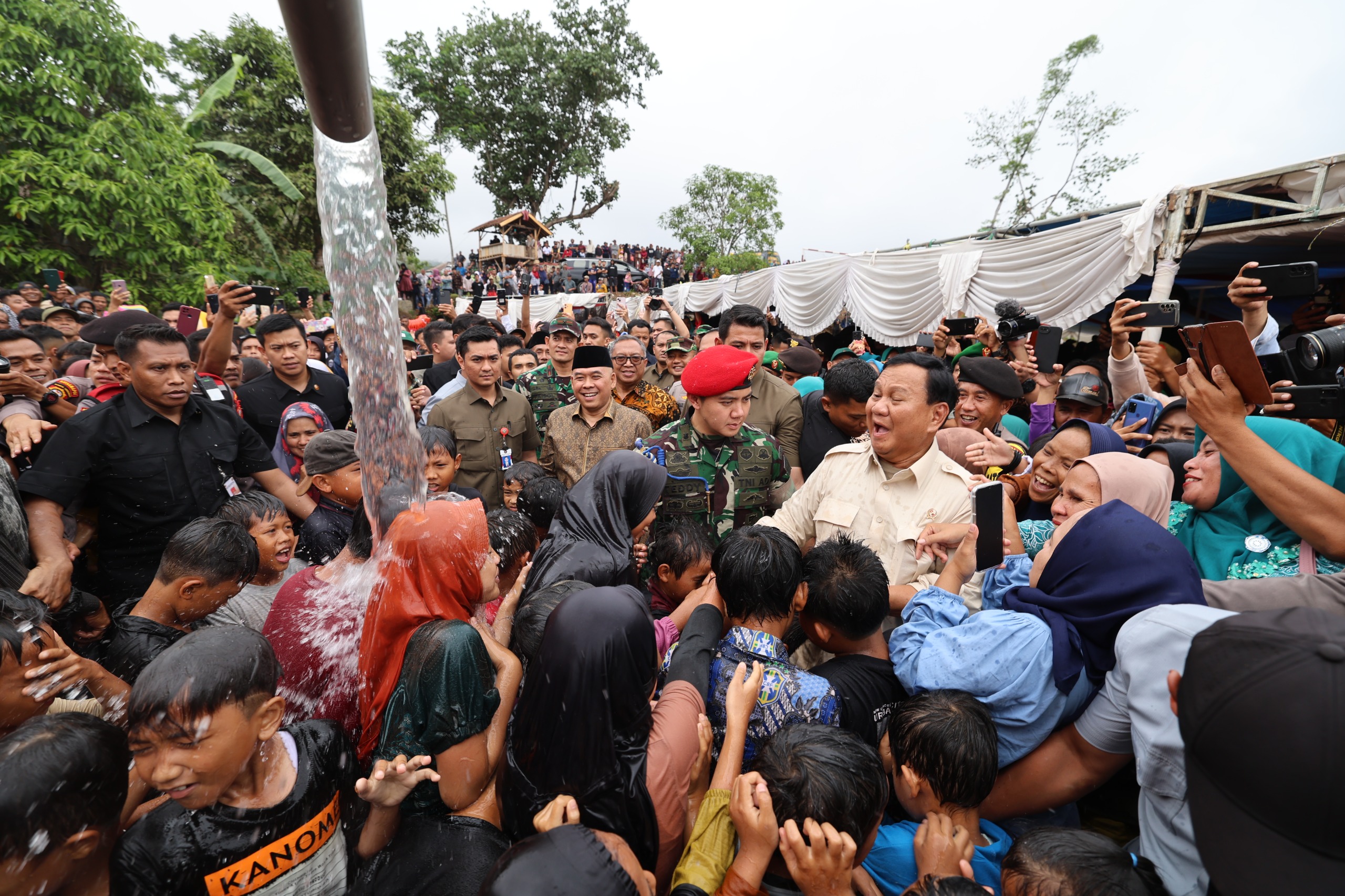 resmikan-5-sumber-air-dari-kemhan-unhan-di-sukabumi,-prabowo:-ini-pengabdian-untuk-masyarakat