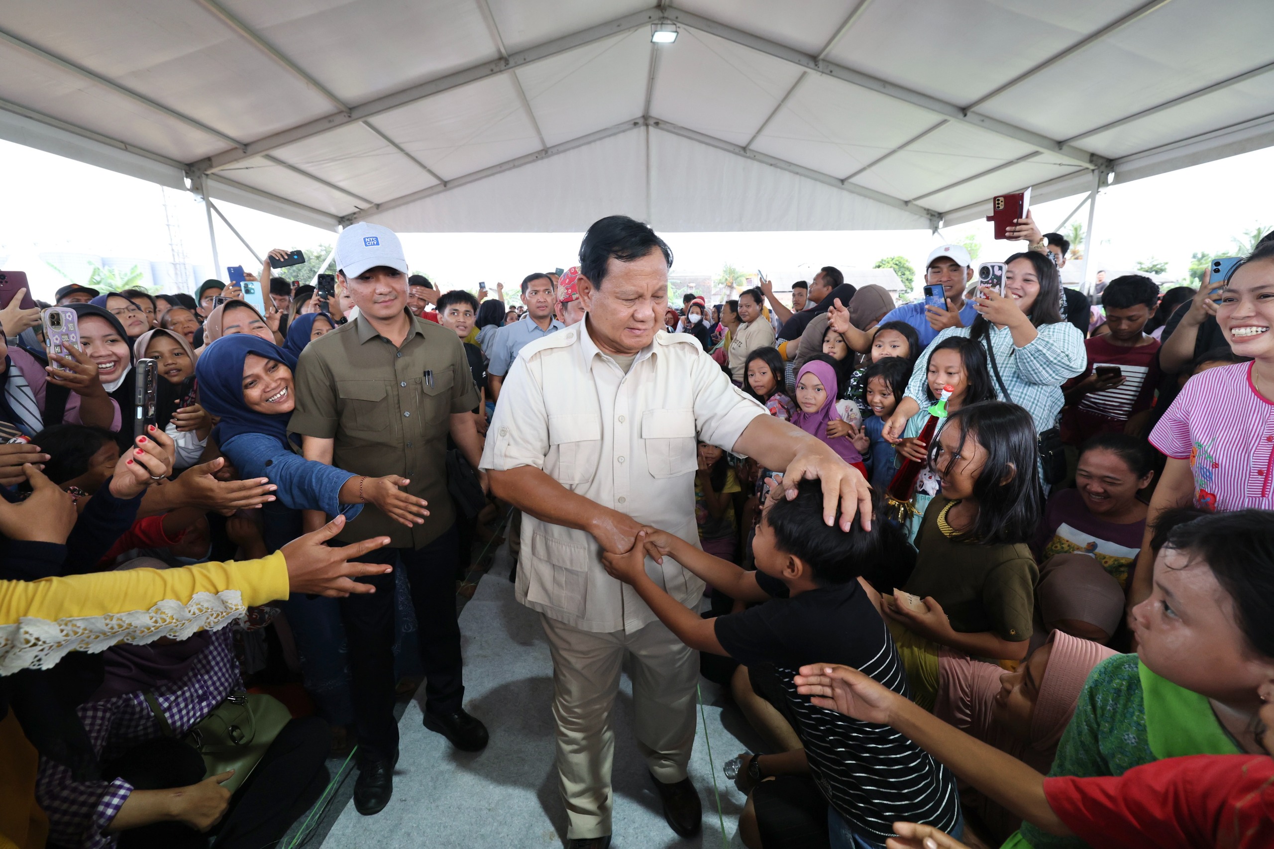 warga-cilincing-utarakan-aspirasi-saat-didatangi-prabowo,-harap-kelanjutan-program-jokowi