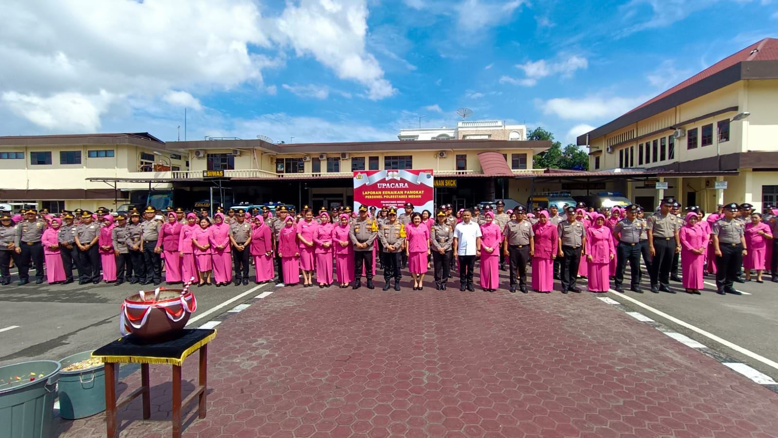 kapolrestabes-medan-pimpin-upacara-kenaikan-pangkat-perwira,-bintara,-dan-asn