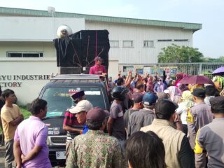 Warga Desa Danau Indah Aksi Demo di Depan PT. SGI MM2100