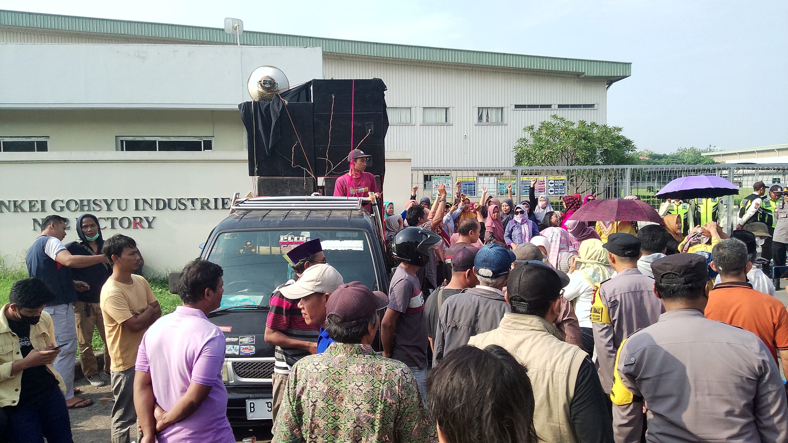 Warga Desa Danau Indah Aksi Demo di Depan PT. SGI MM2100