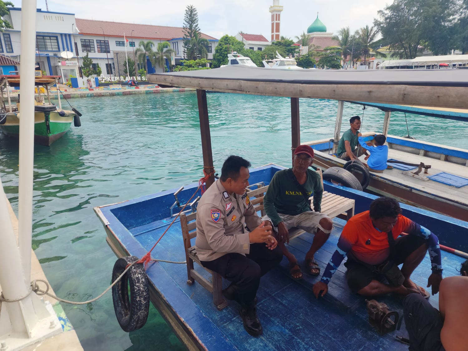 bhabinkamtibmas-pulau-pramuka,-ajak-warga-bersikap-bijak-dalam-menggunakan-media-sosial-menyambut-pemilu-2024