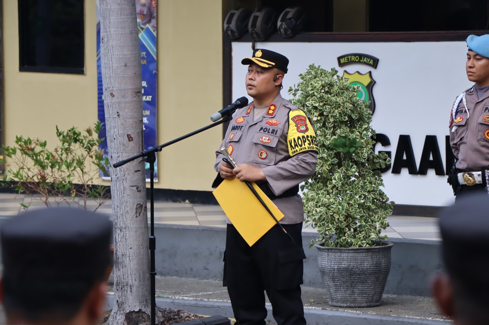 kapolres-kepulauan-seribu-pimpin-apel-dan-arahan-mengawali-tahun-baru-2024,-diakhiri-dengan-doa-bersama-dan-acara-coffee-morning