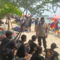 bhabinkamtibmas-pulau-untung-jawa-himbau-wisatawan-untuk-selamat-berwisata-laut-sambil-sukseskan-pemilu-2024