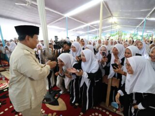 tiba-di-ponpes-genggong,-prabowo-disambut-seruan-presiden