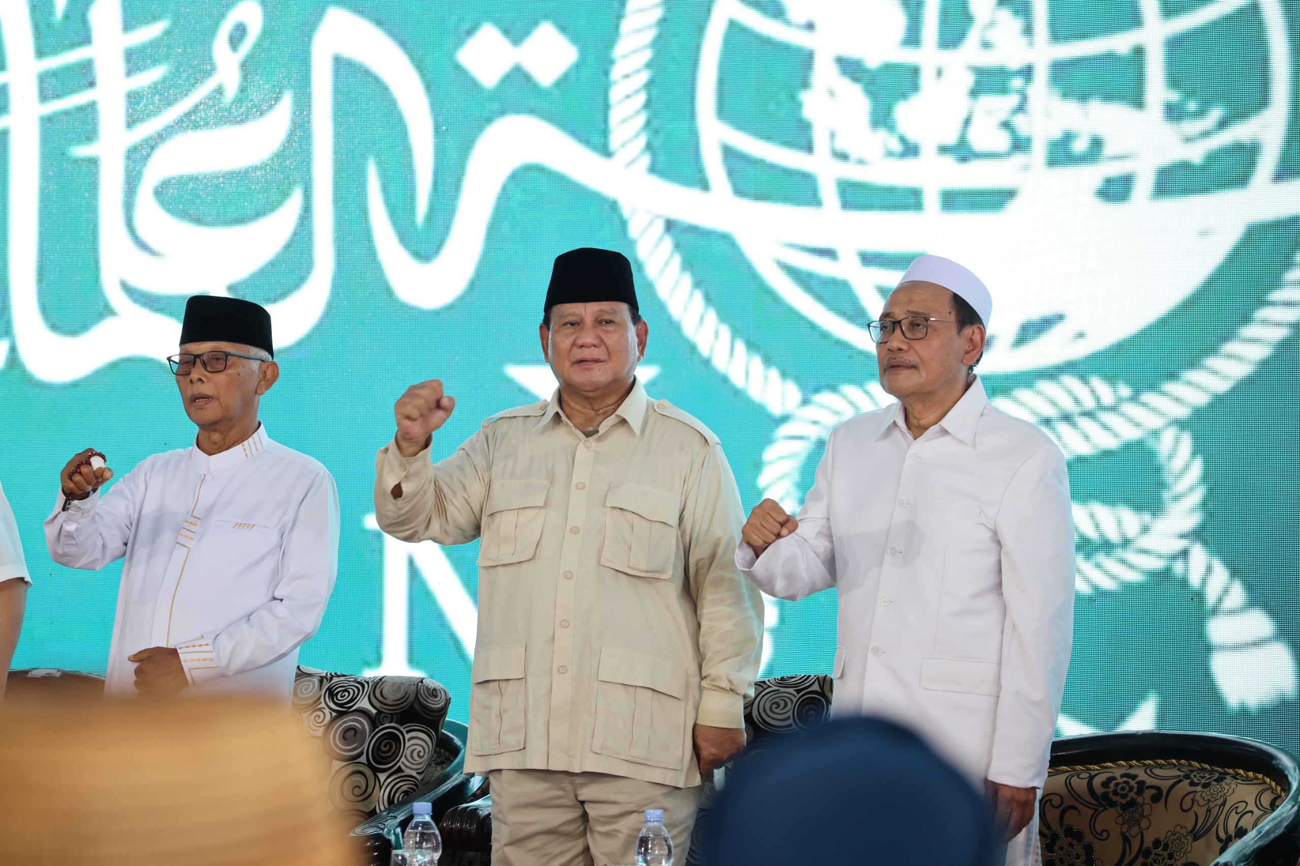 prabowo-dinobatkan-sebagai-sahabat-santri-indonesia-saat-berkunjung-ke-jatim