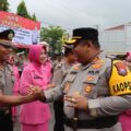 diguyur-hujan-dan-disiram-air-kembang-,-tradisi-kenaikan-pangkat-di-polres-pamekasan