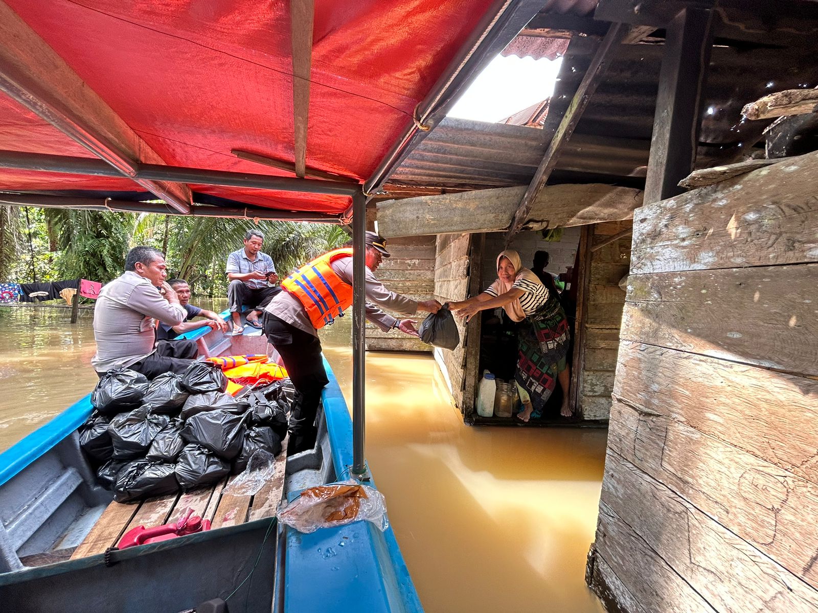 polsek-cerenti-polres-kuansing-berikan-bansos-sembako-kepada-warga-terdampak-banjir-di-desa-sikakak-cerenti