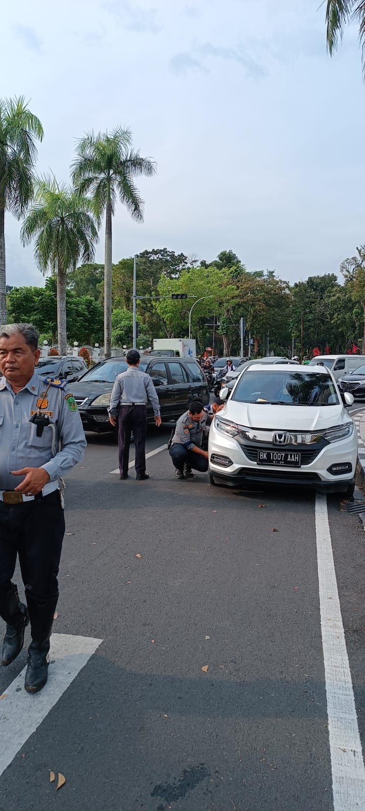 parkir-di-kawasan-terlarang-dishub-medan-tertibkan-kendaraan-roda-4-di-jalan-sudirman