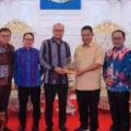 pj-gubernur-sulsel-didampingi-plh-karo-ekbang-terima-kepala-bi-sulsel-yang-baru