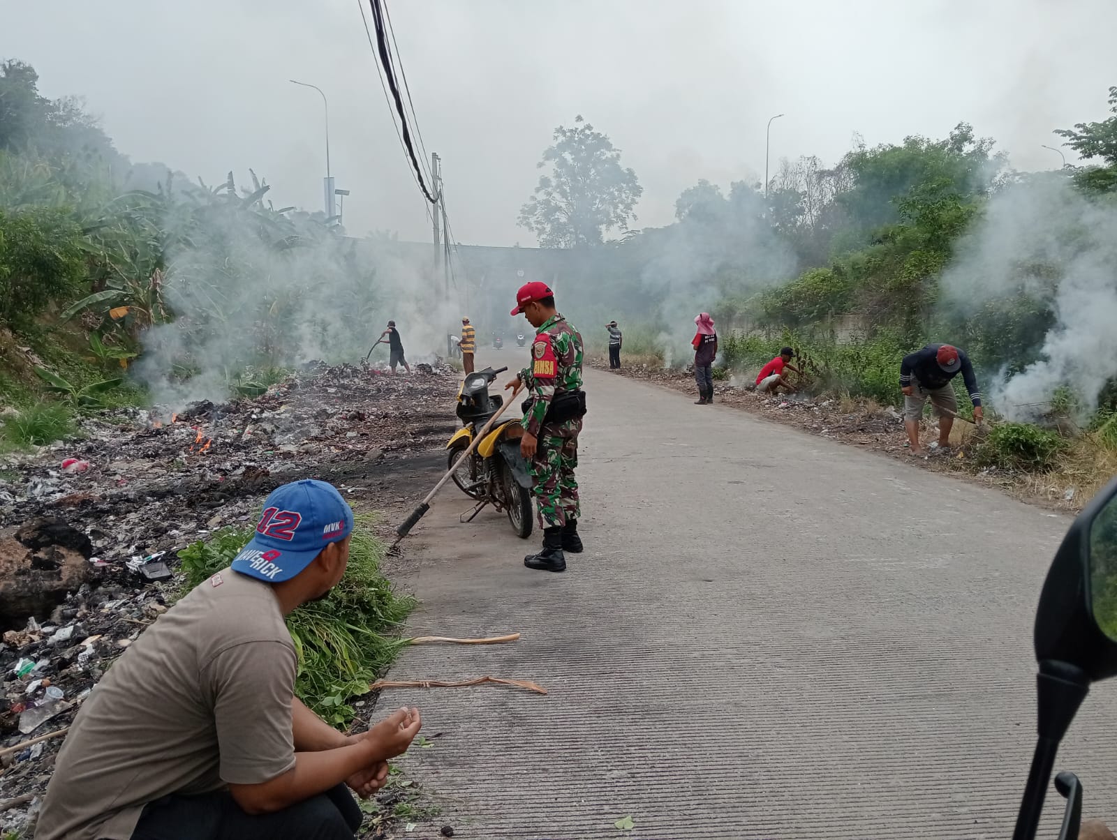 babinsa-koramil-421-03/pnh-kodim-0421/ls-kopda-windu-j-a-gotong-royong-bersama-warga