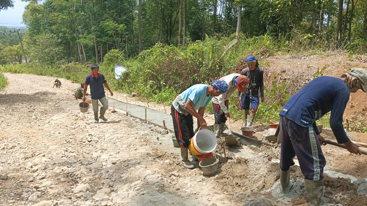 jalan-provinsi-cikumpay-ciparay-rusak-parah-masyarakat-perbaiki-jalan-secara-swadaya