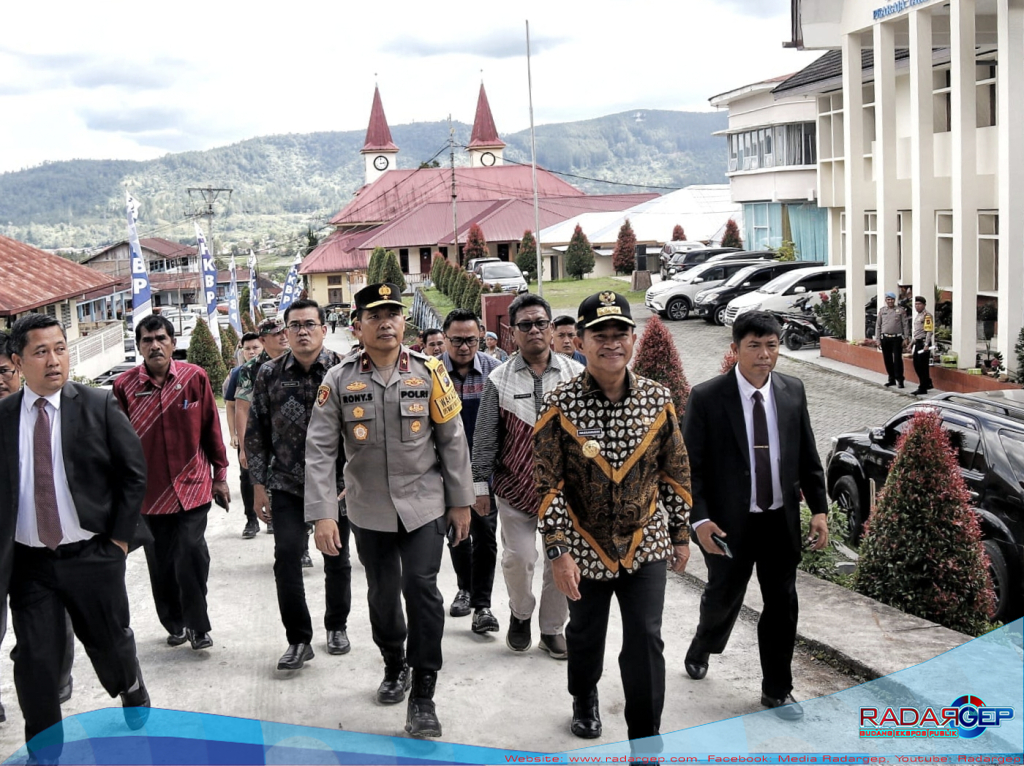 pj-gubernur-sumut,-hadiri-ibadah-syukuran-awal-tahun-hkbp-:-ajak-sukseskan-pemilu-2024