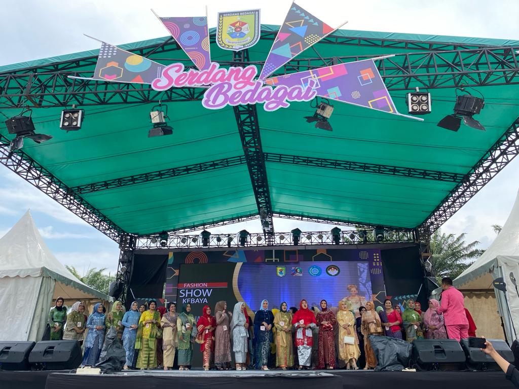 lestarikan-budaya-lewat-fashion-show-kebaya-di-hari-jadi-kabupaten-sergai