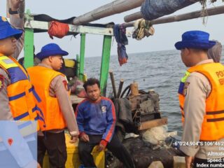 team-patroli-satpolair-polres-kepulauan-seribu-himbau-keselamatan-dan-sukseskan-pemilu-2024-dalam-giat-patroli-laut-dialogis-di-perairan-pulau-kelapa