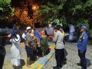 Polsek Kepulauan Seribu Selatan Berikan Himbauan Keselamatan kepada Wisatawan dan Ajak Warga Ciptakan Pemilu Damai dalam Patroli Malam Dialogis