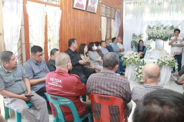 pemko-gunungsitoli-melayat-di-rumah-duka-atas-meninggalnya-herman-jaya-harefa