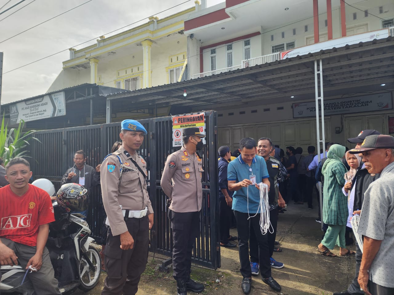 kapolsek-pattallassang-gelar-patroli-dialogis-di-gudang-logistik-kpu