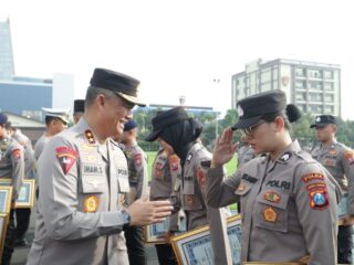 kapolda-jatim-berikan-penghargaan-kepada-56-pns-dan-personel-polri-yang-berprestasi.