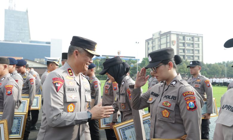 kapolda-jatim-berikan-penghargaan-kepada-56-pns-dan-personel-polri-yang-berprestasi.