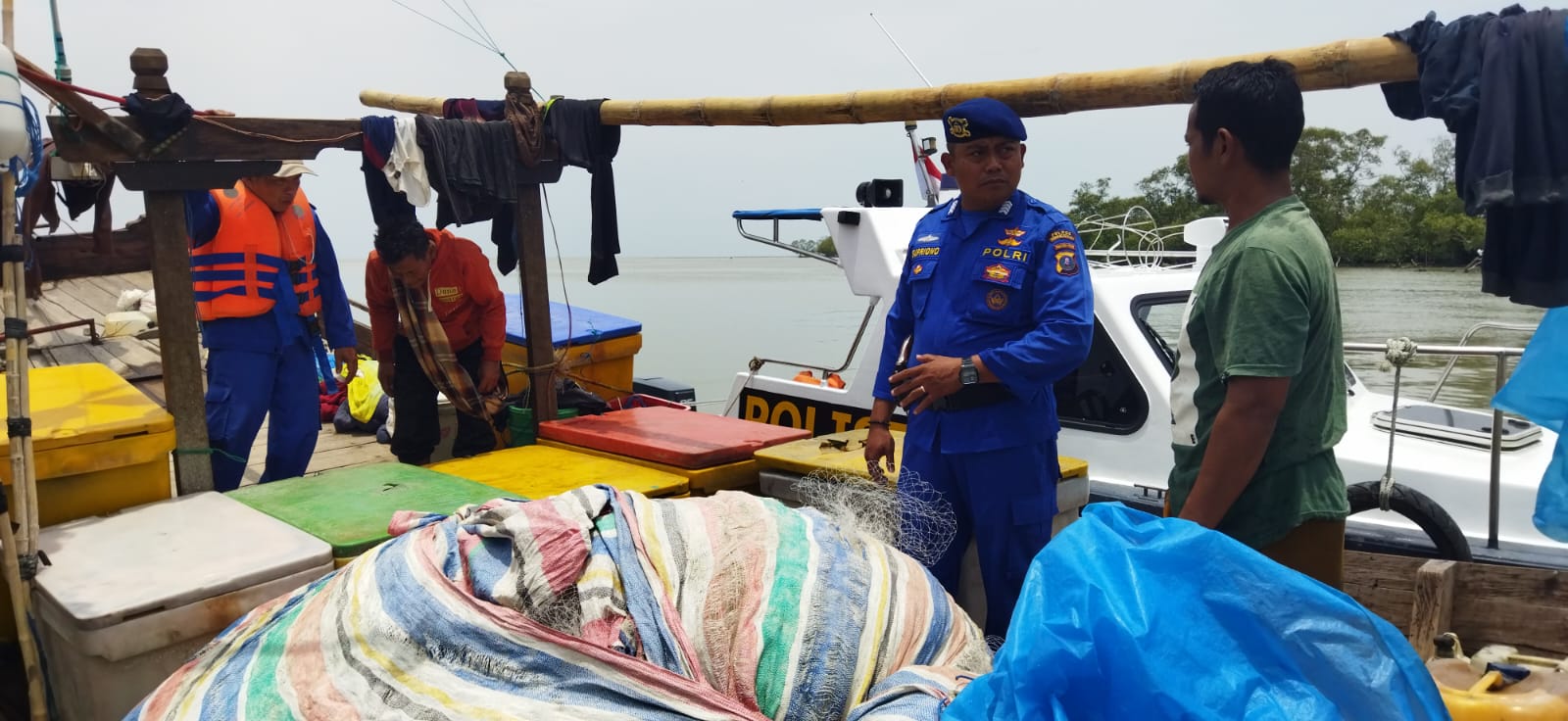 mendapat-informasi-pengungsi-rohingya-masuk-ke-perairan-sergai,-satpol-airud-polres-sergai-turun-ke-lokasi