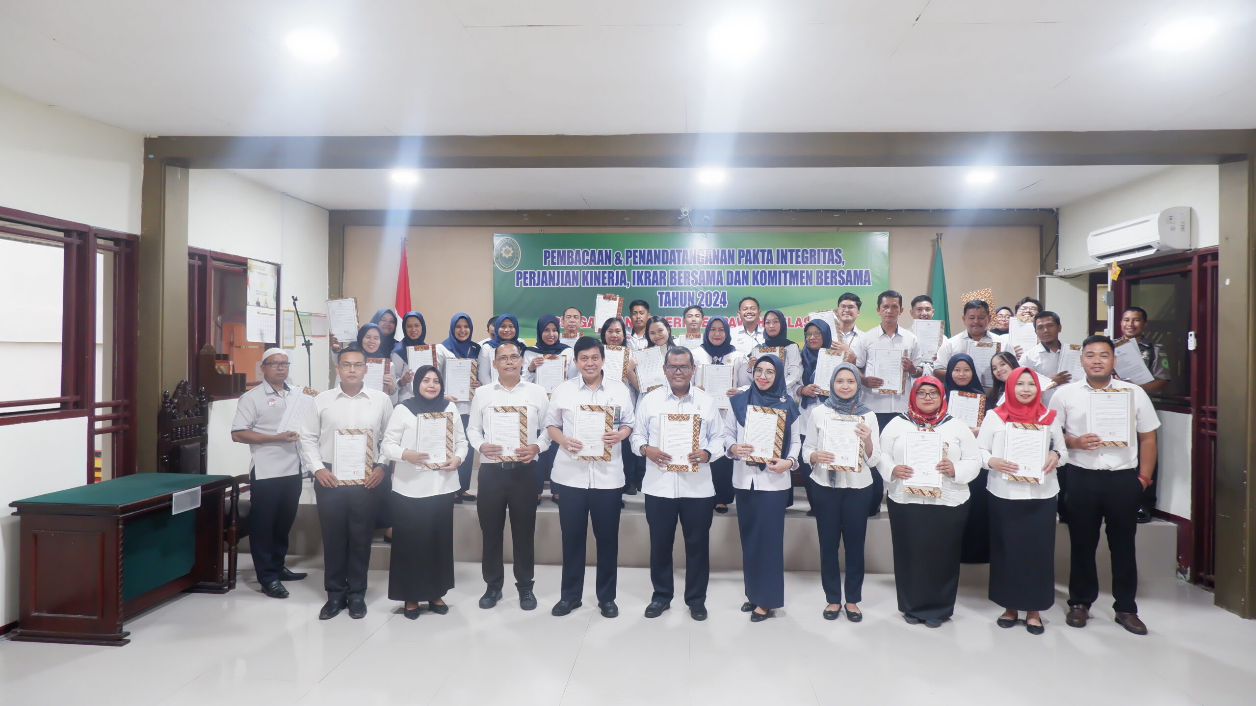 pembacaan-dan-penandatangan-pakta-integritas-dan-ikrar-bersama-pada-pengadilan-negeri-mempawah