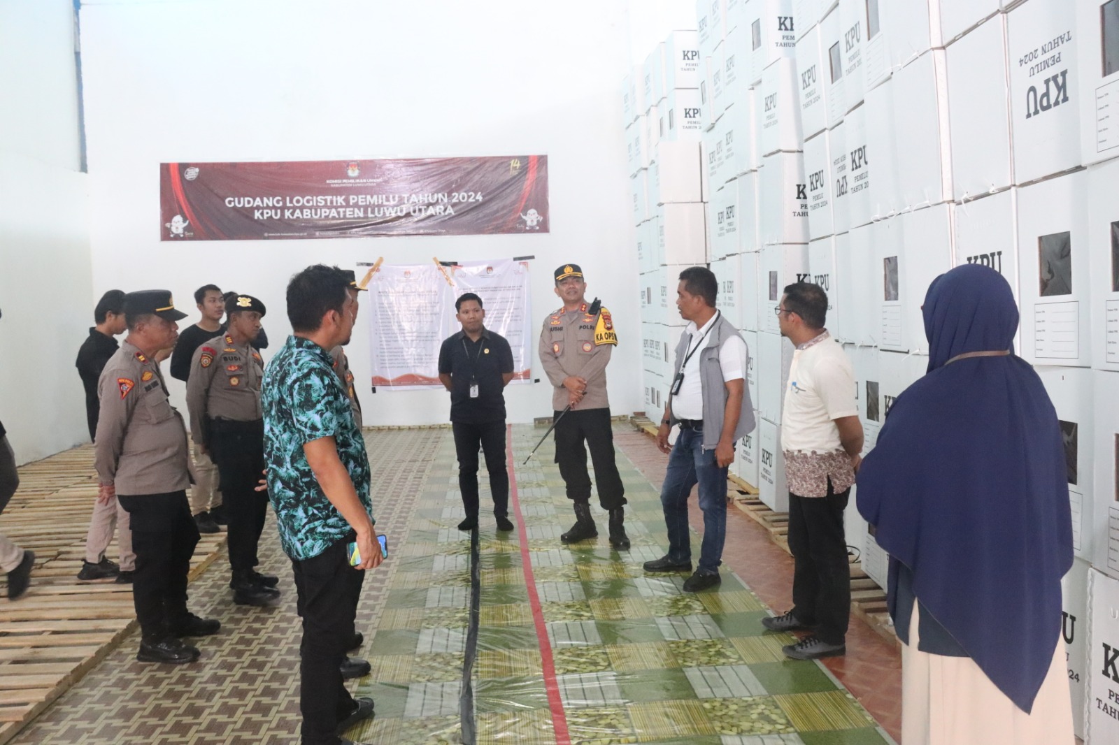 kapolres-luwu-utara-tinjau-gudang-penyimpanan-logistik-kpu-bersama-kabag-ops-dan-pju-polres-luwu-utara