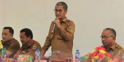 bupati-nias-serahkan-bantuan-perlengkapan-siswa-jenjang-sd-di-hiliserangkai